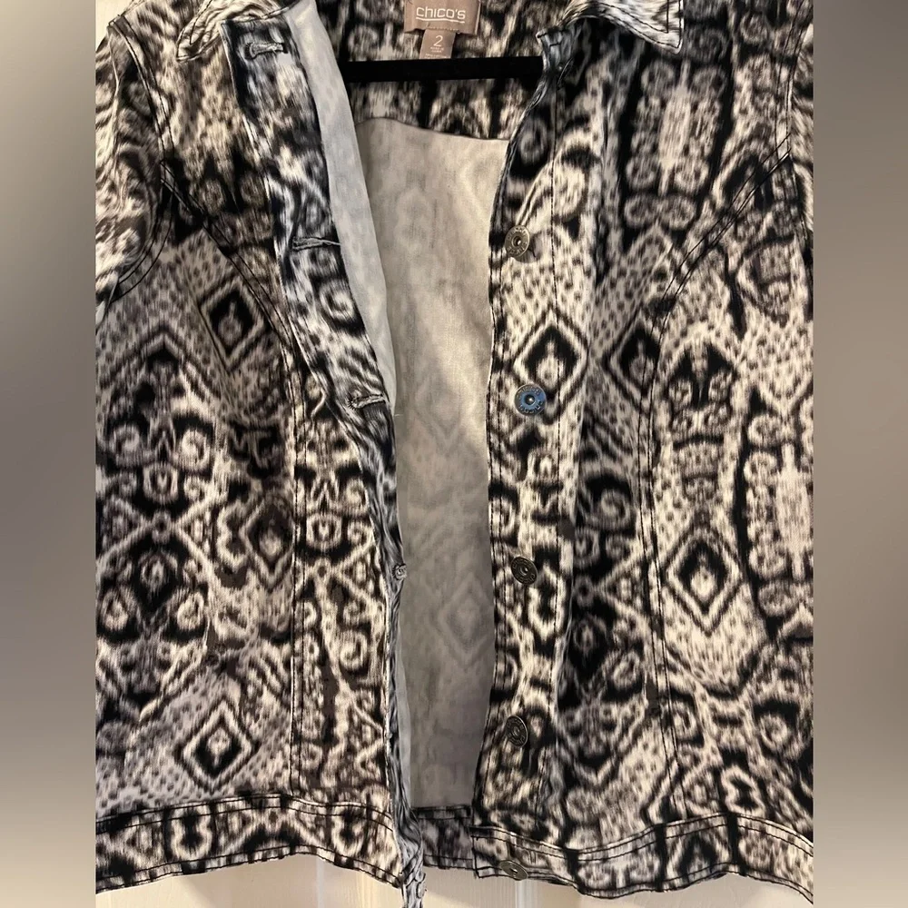 Chico’s Abstract Cropped Jacket Button Up Jacket Size L/12 (Chico’s Size 2)